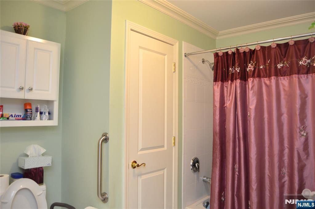 Rochelle Park, New Jersey 07662, United States, 2 Bedrooms Bedrooms, ,2 BathroomsBathrooms,Residential,Active,160612