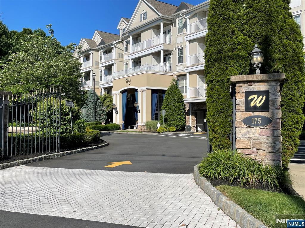 175 Rochelle Avenue 124
