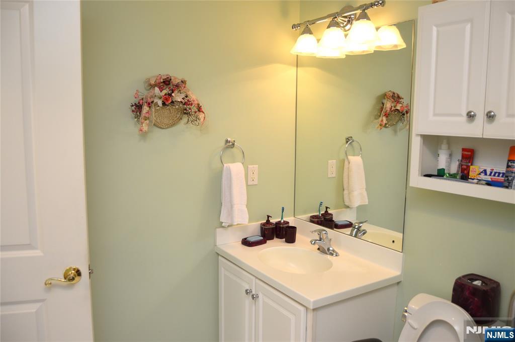 Rochelle Park, New Jersey 07662, United States, 2 Bedrooms Bedrooms, ,2 BathroomsBathrooms,Residential,Active,160612