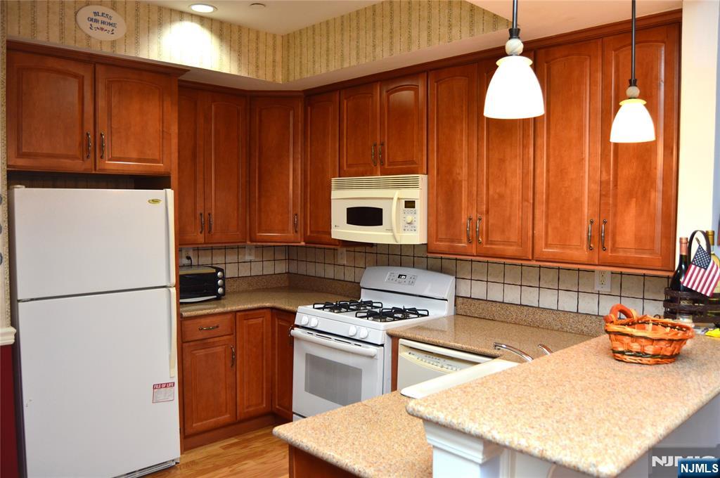 Rochelle Park, New Jersey 07662, United States, 2 Bedrooms Bedrooms, ,2 BathroomsBathrooms,Residential,Active,160612