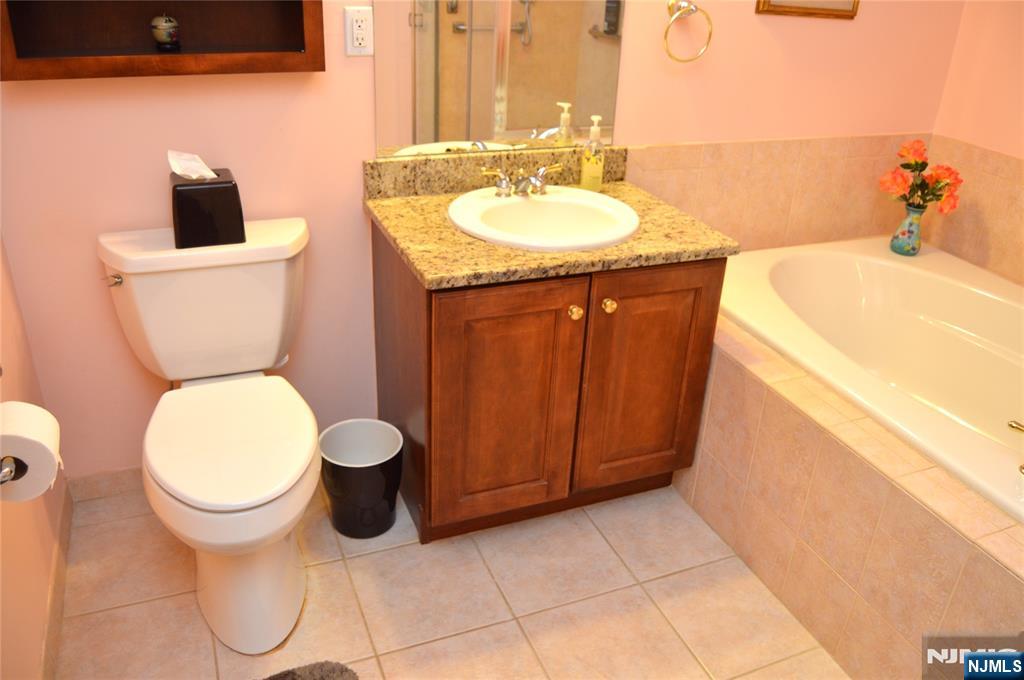 Rochelle Park, New Jersey 07662, United States, 2 Bedrooms Bedrooms, ,2 BathroomsBathrooms,Residential,Active,160612