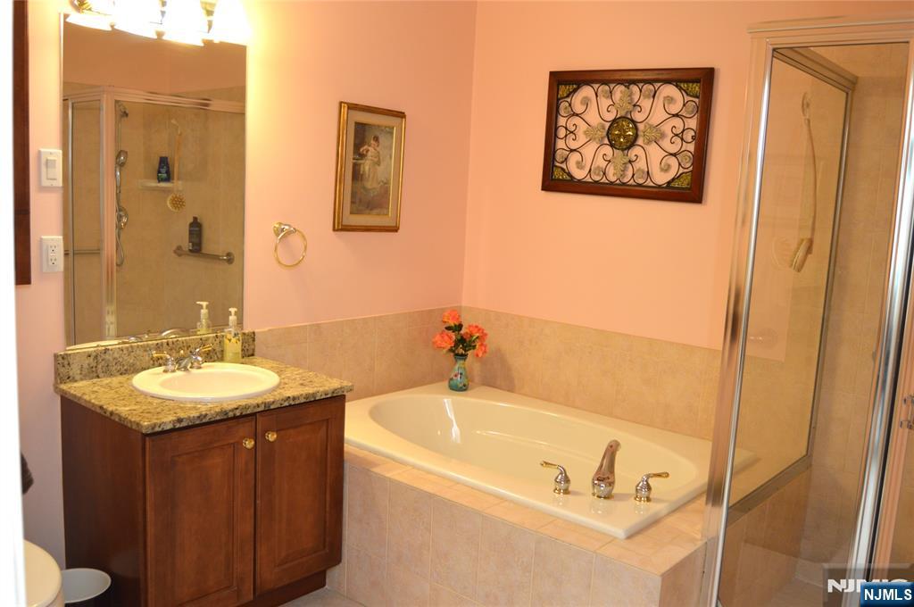 Rochelle Park, New Jersey 07662, United States, 2 Bedrooms Bedrooms, ,2 BathroomsBathrooms,Residential,Active,160612