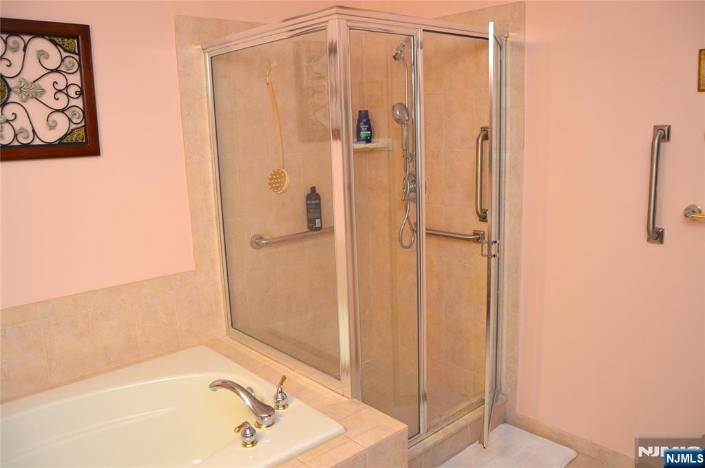 Rochelle Park, New Jersey 07662, United States, 2 Bedrooms Bedrooms, ,2 BathroomsBathrooms,Residential,Active,160612