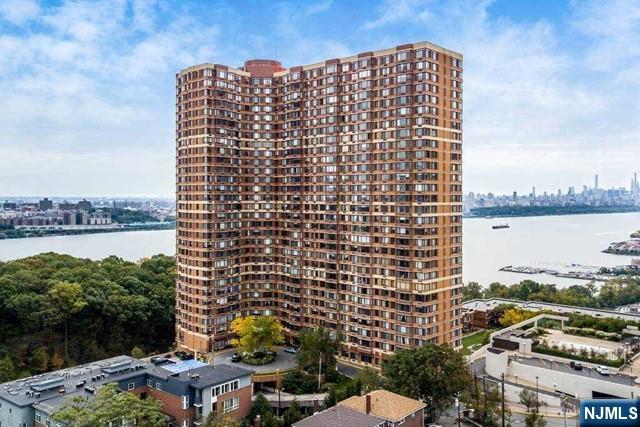 100 Old Palisade 1411, Fort Lee, New Jersey - 2 Bedrooms  
2 Bathrooms  
5 Rooms - 