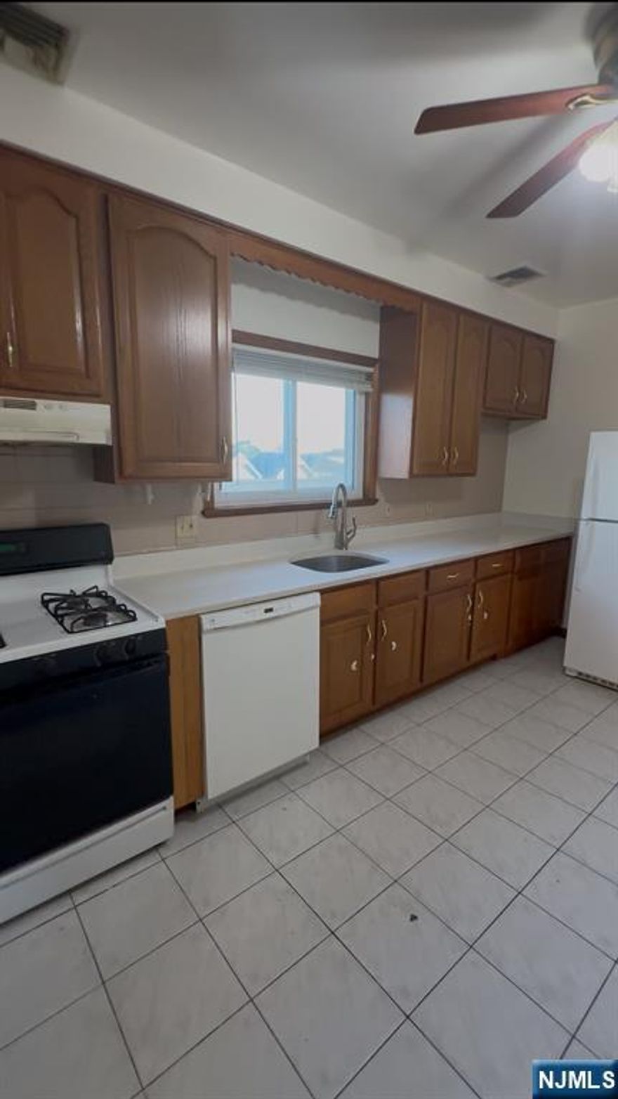 Welcome to this freshly painted 3rd floor apartment located in the heart of Harrison. Featuring 3 bedrooms, 1.5 baths, laundry hookups, and central air/heat, this home is move-in ready. Conveniently close to the Harrison PATH station, bus, schools, shopping, and local dining. Only about 10 minutes to NJIT, Rutgers University in Newark, with easy access to Newark, Jersey City, and major highways makes commuting a breeze. Don't miss this great rental opportunity!