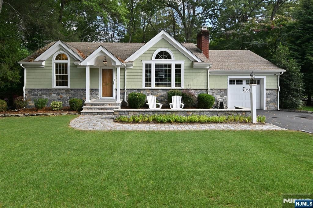 Photo of 306 Sunset Boulevard, Wyckoff, NJ 07481 (MLS # 25033953)