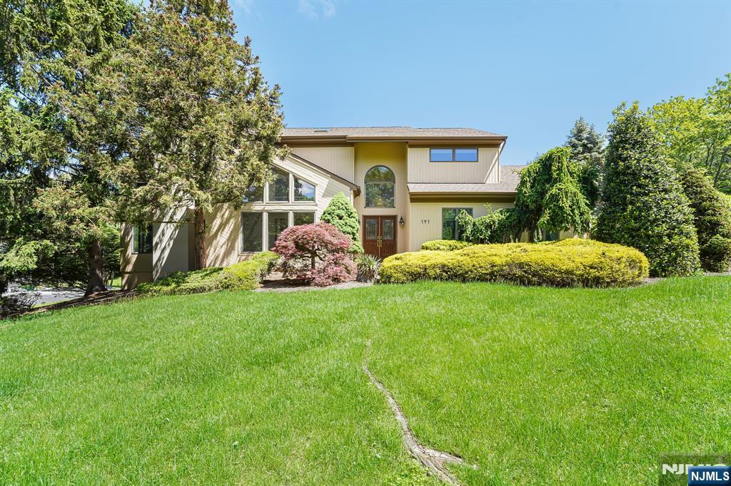 191 Carlough Pl, Mahwah, New Jersey - 4 Bedrooms  
4 Bathrooms  
11 Rooms - 