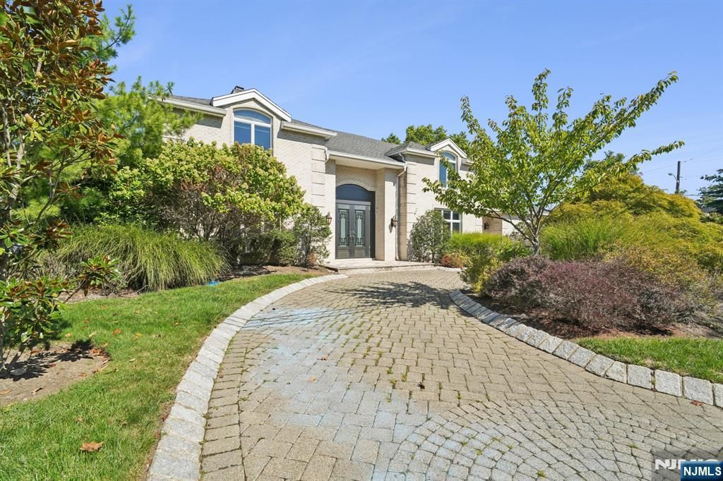 Photo of 32 Laurie Drive, Englewood Cliffs, NJ 07632 (MLS # 25034089)