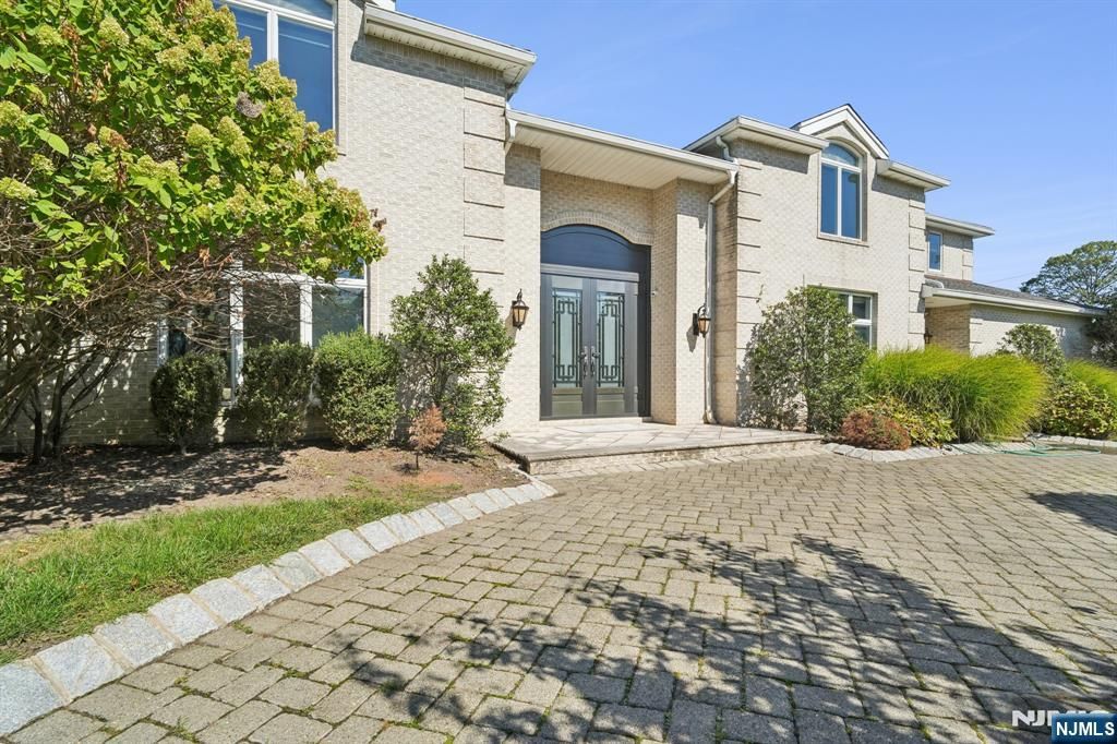 Photo of 32 Laurie Drive, Englewood Cliffs, NJ 07632 (MLS # 25034089)