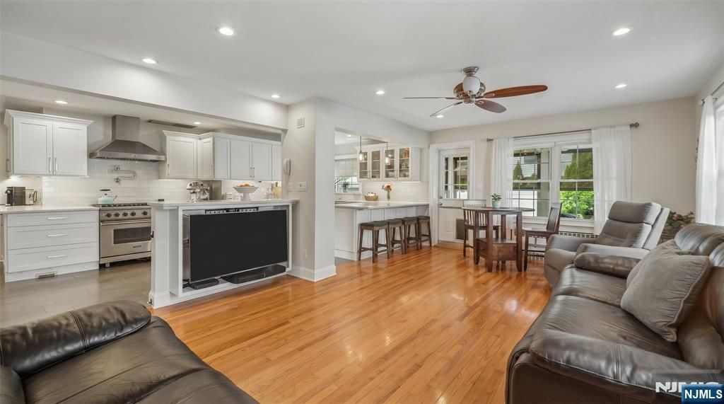 Photo of 346 Roosevelt Avenue, Hasbrouck Heights, NJ 07604 (MLS # 26020700)