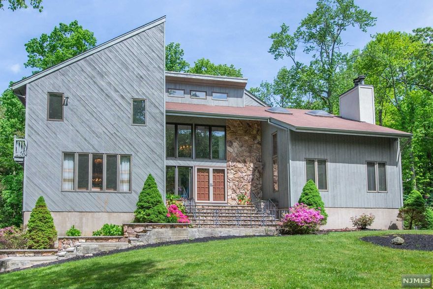 WELL CONSTRUCTED LARGE HOME ON A LEVEL PICTURESQUE BEAUTIFULLY LANDSCAPED CORNER PROPERTY IN A DESIREABLE AREA OF CAMPARABLE 7 UPSCALE HOMES - THREE LEVELS - OVER 5000 SQ FT OF FINISHED LIVING SPACE - TWO STORY FOYER & TWP STORY GREAT ROOM WITH OVERLOOKING LOFT - COUNTLESS RECESSED LIGHTING & CATHEDRAL CEILINGS- HOME OFFICE AND IN LAW ACCOMINDATIONS 0 HOUSE IS AN ESTATE SALE IN NEED OF MINOR REPAIRS & UPDATING TO MAKE IT A SHOWCASE