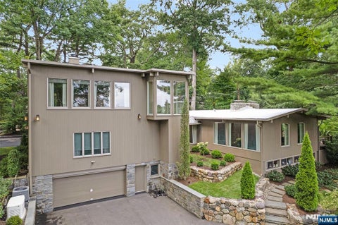 Photo of 1 Driftway Street, Roseland, NJ 07068 (MLS # 26031285)