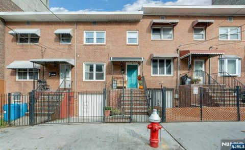 Photo of 30 Lexington Avenue, Jersey City, NJ 07304 (MLS # 25041035)