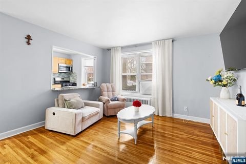 Photo of 2350 Linwood Ave #1E, Fort Lee, NJ 07024 (MLS # 26004349)