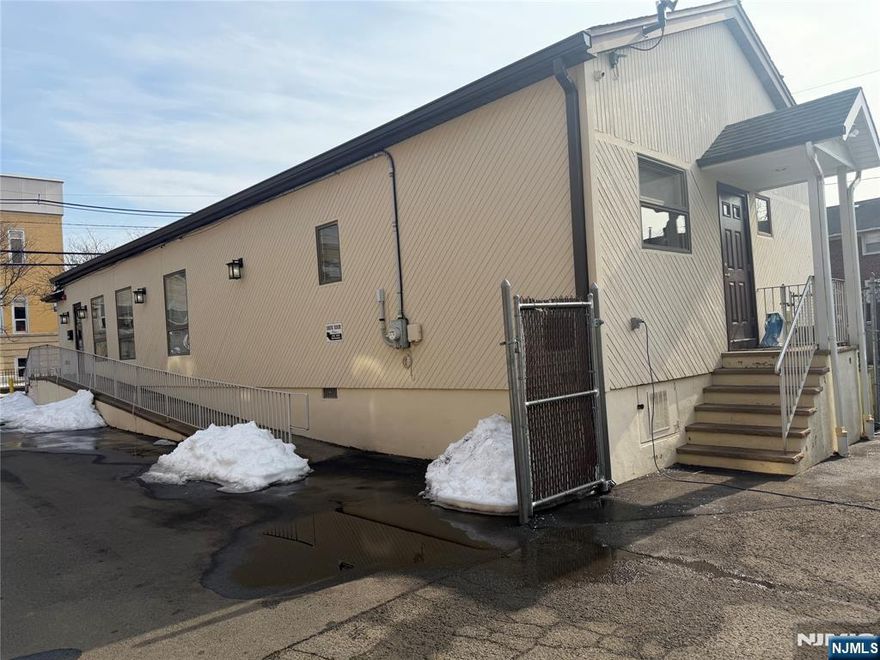 Great location for retail or office space. Ample off street parking. Great space for an attorney , a doctor, a construction company or a showroom for a retail business.