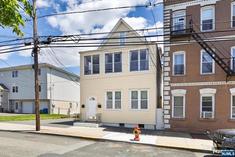 216 Farnham Avenue Lodi NJ 07644