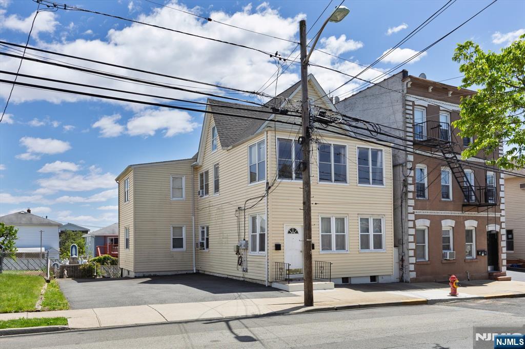 216 Farnham Avenue