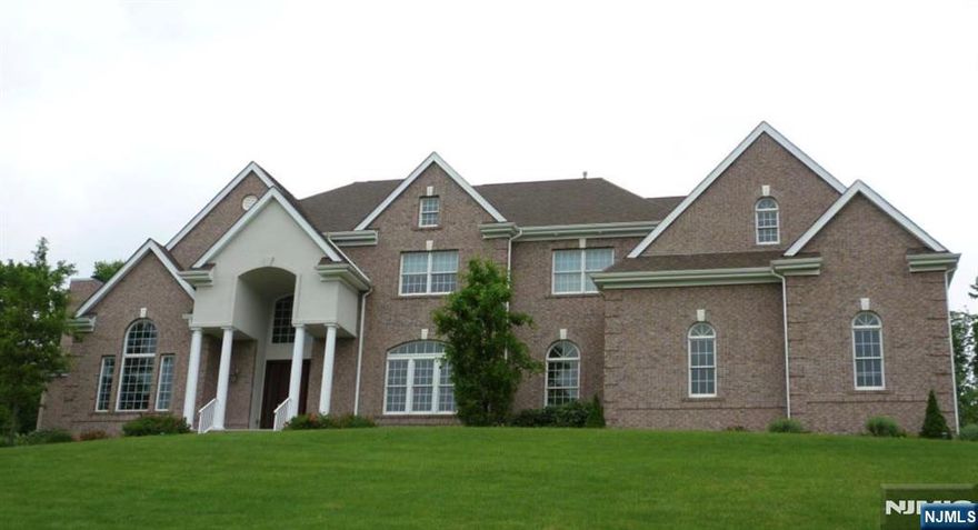 SHORT SALE SOLD ABSOLUTELY AS-IS. BUYER RESPONSIBLE FOR OBTAINING TOWNS' COS. THIRD PARTY APPROVAL REQUIRED.