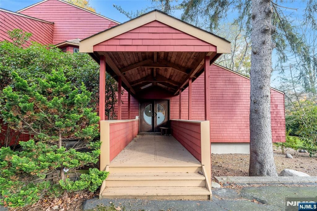 Photo of 262 W Saddle River Road, Upper Saddle River, NJ 07458 (MLS # 25039437)