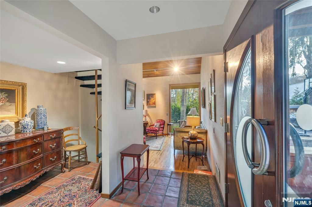 Photo of 262 W Saddle River Road, Upper Saddle River, NJ 07458 (MLS # 25039437)