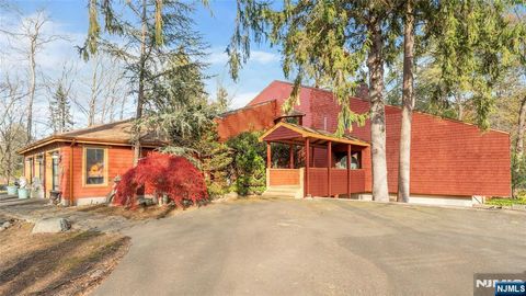 Photo of 262 W Saddle River Road, Upper Saddle River, NJ 07458 (MLS # 25039437)