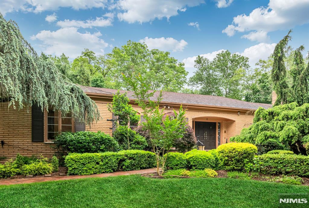 8 Clearwater Drive