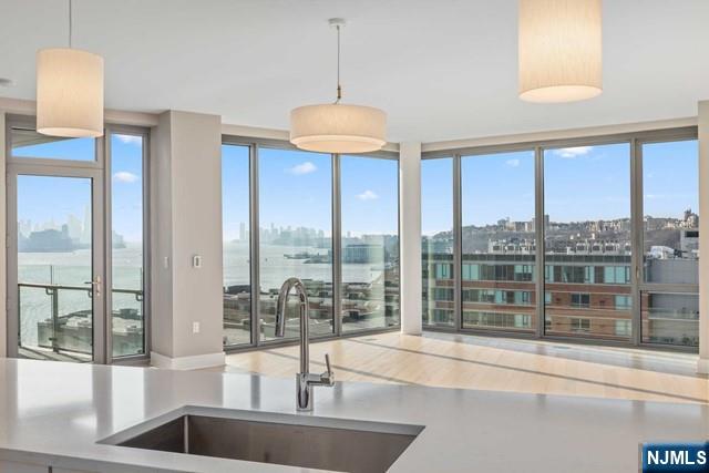 9 Ave At Port Imperial Ph8, West New York, New Jersey - 2 Bedrooms  
2 Bathrooms  
5 Rooms - 