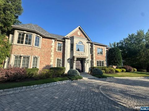 Photo of 128 Huyler Landing Rd, Cresskill, NJ 07626 (MLS # 25041330)