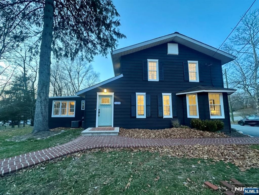 Photo of 109 Franklin Avenue, Oakland, NJ 07436 (MLS # 25042161)