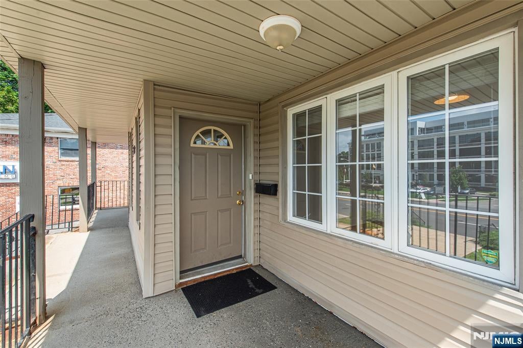 160 Bloomfield Avenue B