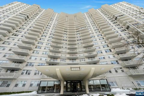 Photo of 2000 Linwood Ave #18X, Fort Lee, NJ 07024 (MLS # 26003033)