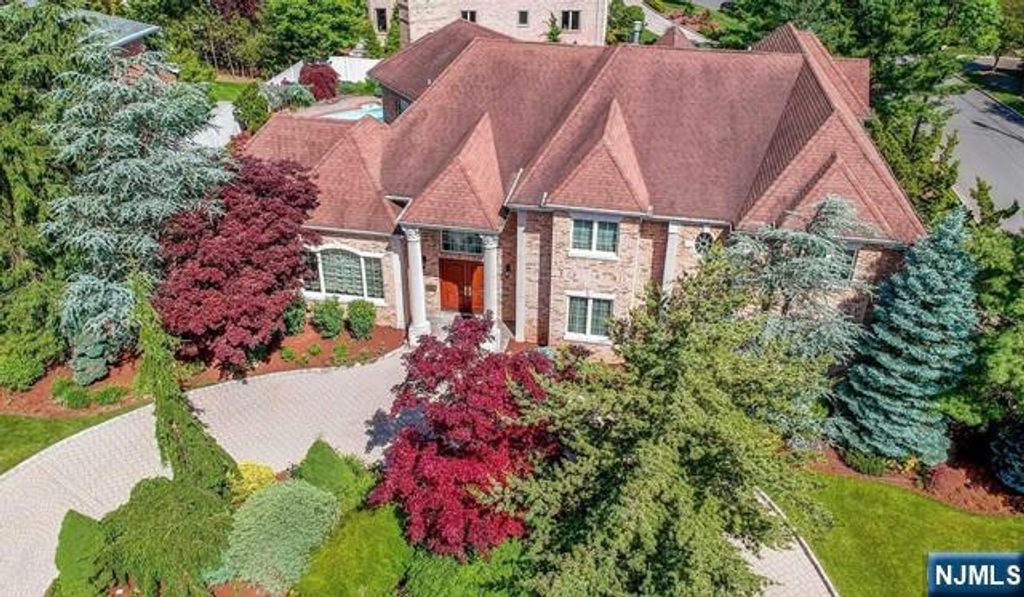 Photo of 27 Roberts Road, Englewood Cliffs, NJ 07632 (MLS # 26010668)