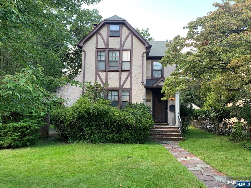 37 Columbus Ave, Harrington Park, New Jersey - 3 Bedrooms  
2 Bathrooms  
8 Rooms - 