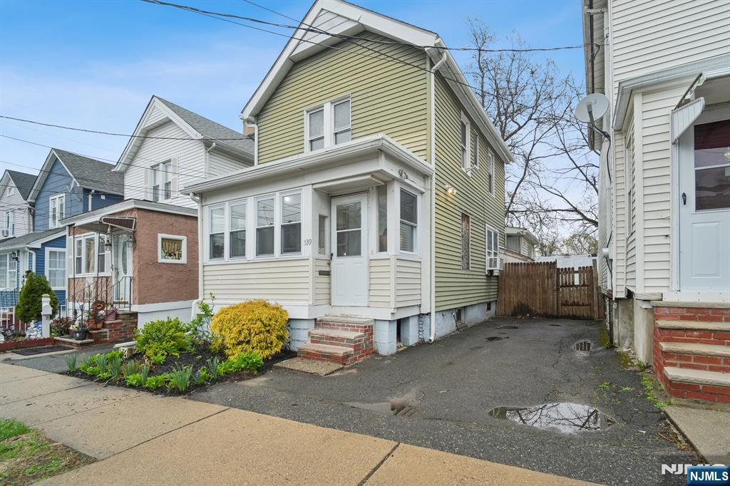 539 Tremont Avenue, Orange, New Jersey - 2 Bedrooms  
2 Bathrooms  
7 Rooms - 