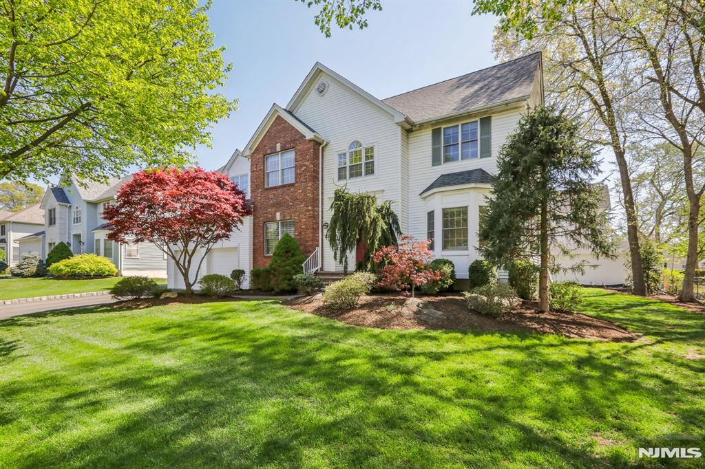 2 Schindler Way, Livingston, New Jersey - 4 Bedrooms  
3 Bathrooms  
10 Rooms - 