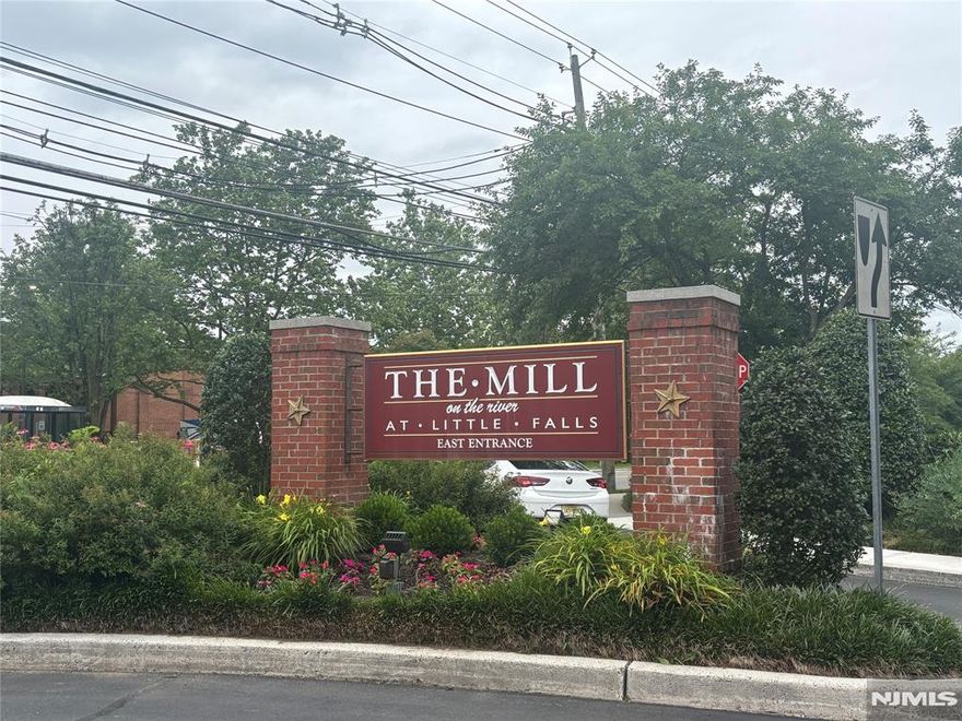 Spacious and modern 2 bed, 2 bath condo featuring high ceilings, a sleek galley kitchen with stainless steel appliances, and an en-suite bath with a walk-in closet in the primary bedroom. Enjoy the convenience of in-unit laundry, ample closet space, and an underground parking spot. Located in a full-amenity community with a pool, fitness center, tennis courts, community room, walking/jogging path, and easy access to train/bus to NYC for a stress-free commute.