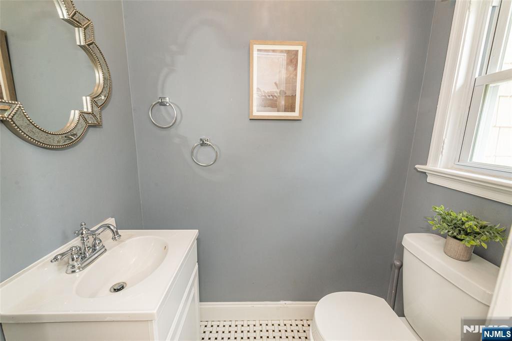 19 Essex Road, Essex Fells, New Jersey - 3 Bedrooms  
2.5 Bathrooms  
9 Rooms - 