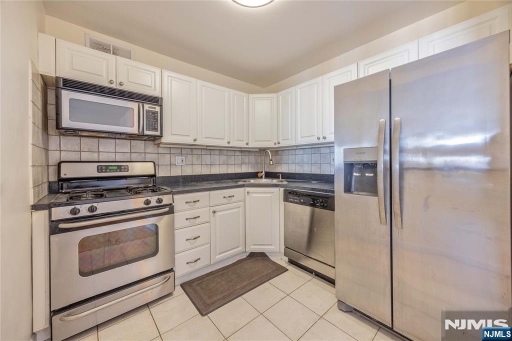 2000 Linwood Avenue 17G