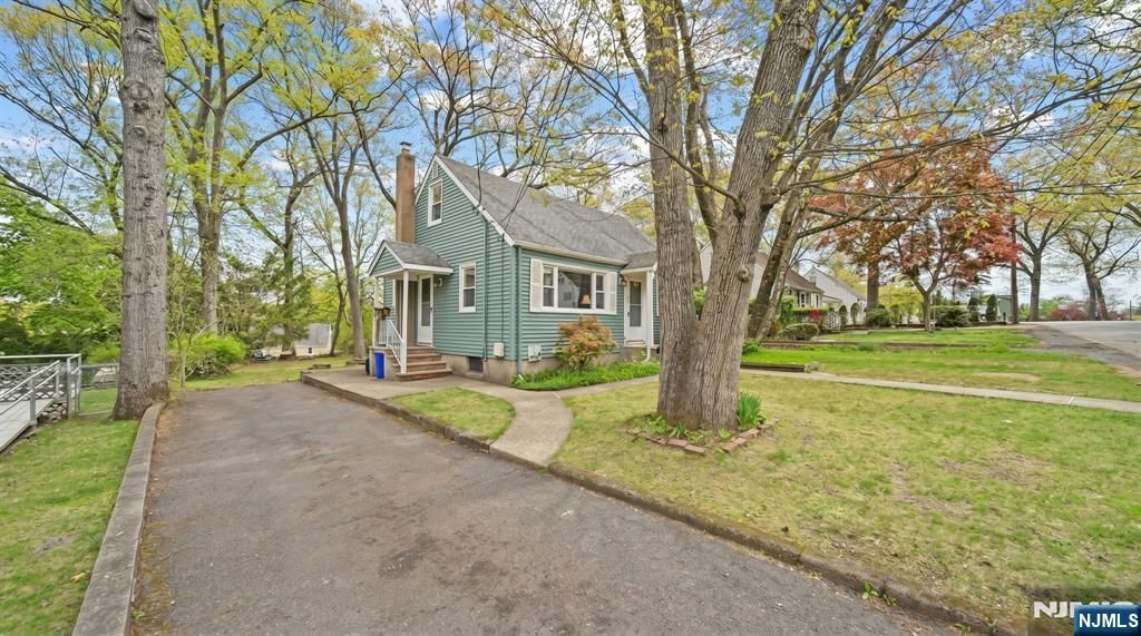 Photo of 34 Zimmer Avenue, Midland Park, NJ 07432 (MLS # 26011803)