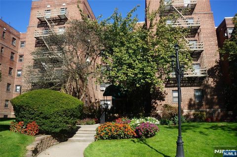 Photo of 2337 Hudson Ter #C14, Fort Lee, NJ 07024 (MLS # 25037574)