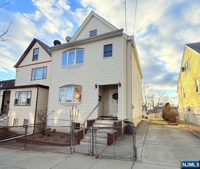 327 Palisade Ave, Garfield, New Jersey - 2 Bedrooms  
1 Bathrooms  
5 Rooms - 