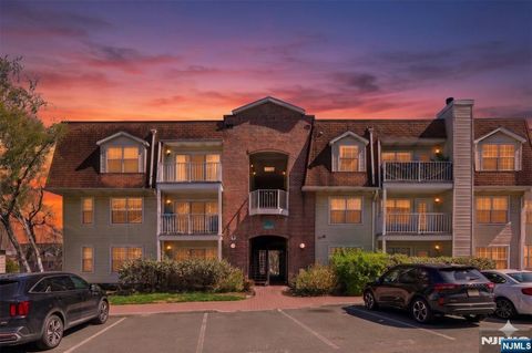 Photo of 400 Crown Court #561, Edgewater, NJ 07020 (MLS # 26012661)