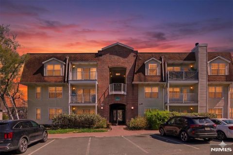 Photo of 400 Crown Court #561, Edgewater, NJ 07020 (MLS # 26012661)
