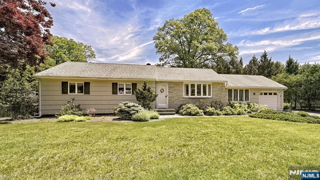 226 Emily Drive, Park Ridge, New Jersey - 3 Bedrooms  
2 Bathrooms  
7 Rooms - 