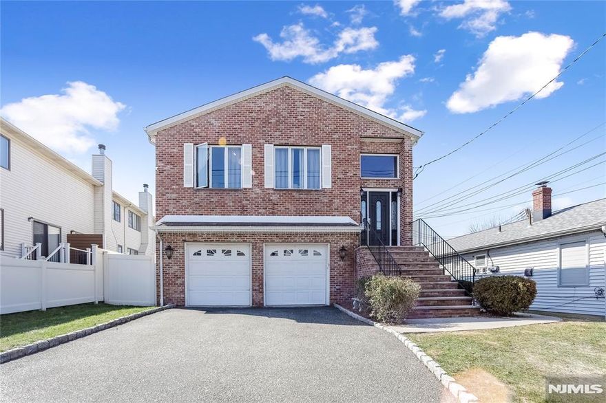 Spacious first-floor two-bedroom featuring beautiful hardwood floors throughout convenient washer and dryer hookups in Unit and off-street parking. This unit offers a comfortable layout with plenty of living space and easy first floor access. Perfect for anyone looking for convenience and charm. Great Location