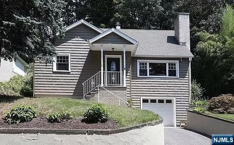 Photo of 15 High Mountain Road, Oakland, NJ 07436 (MLS # 26019960)