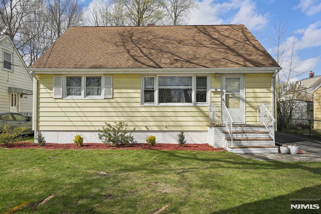 9 Wells Court, Bloomfield, New Jersey - 3 Bedrooms  
2 Bathrooms  
7 Rooms - 