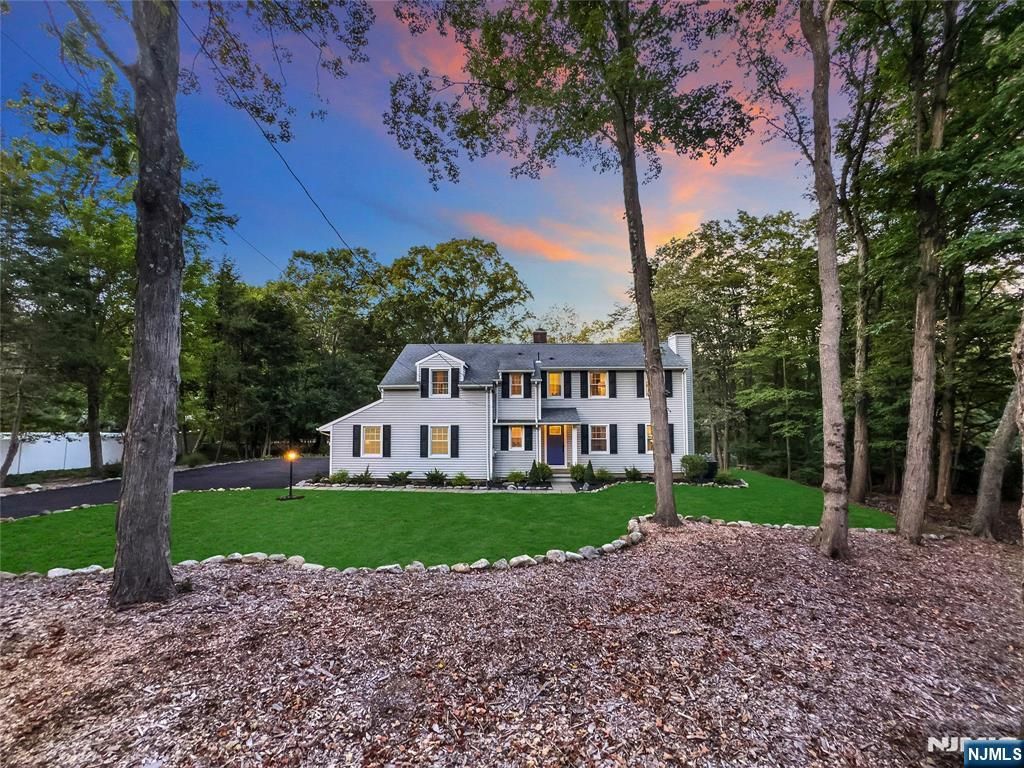 Photo of 478 W Saddle River Road, Upper Saddle River, NJ 07458 (MLS # 25031825)