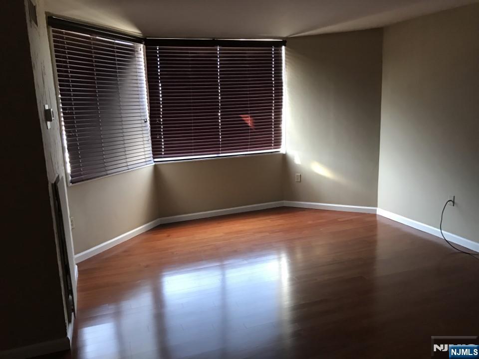 1040 Harmon Cove Tower 1040