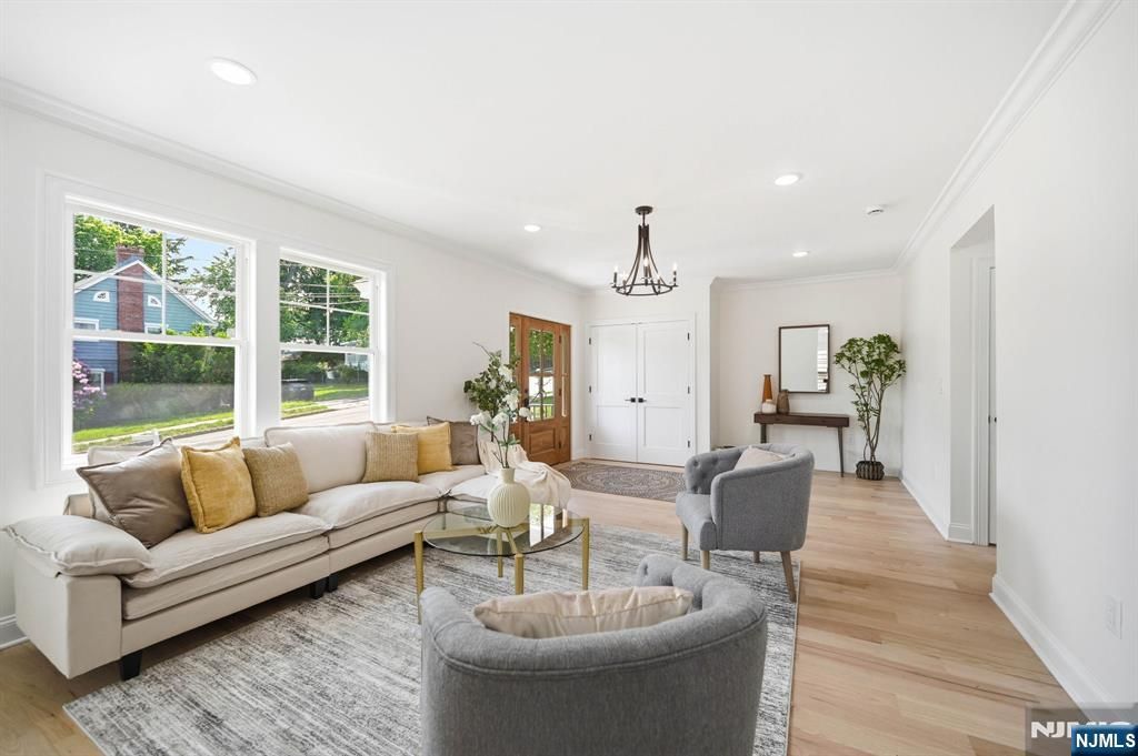 Photo of 31 Ridgeview Avenue, West Orange, NJ 07052 (MLS # 26019127)